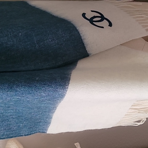 CHANEL Two-Tone Blue and White Scarf - Picture 8 of 9